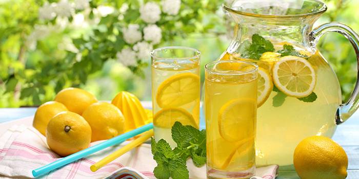 Пейте лимонную воду
