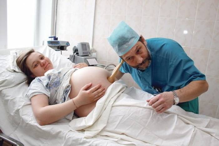 Мужчина-гинеколог и беременная женщина