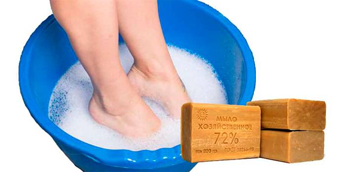 Мытье ног хозяйственным мылом
