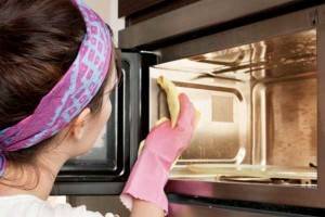Как быстро и легко почистить микроволновую печь