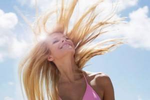 10 эффективных мер, защищающих волосы от летнего солнца