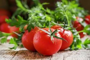 10 лучших трав для сочетания с помидорами