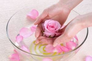 9 оригинальных способов улучшить состояние вашей кожи с помощью роз