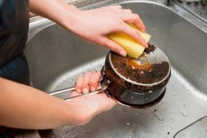 Как почистить пригоревшую кастрюлю