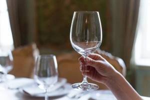 Как правильно держать бокал для вина