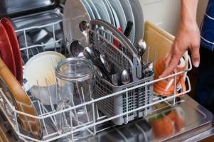 9 вещей, которые нельзя помещать в посудомоечную машину