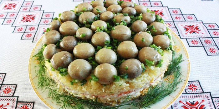 Салат грибная поляна с шампиньонами и корейской моркови Салат грибная поляна с шампиньонами и корейской моркови