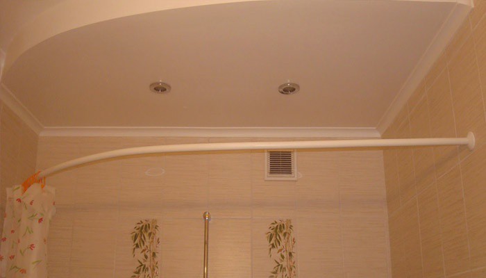 Угловой карниз для штор в ванную комнату