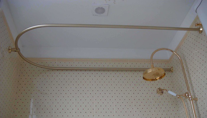 Угловой карниз для штор в ванную комнату