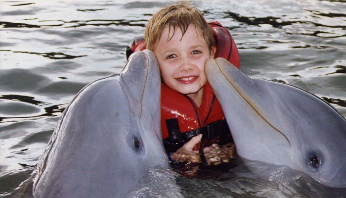 Дельфины лечат ребенка с заболеванием аутизм