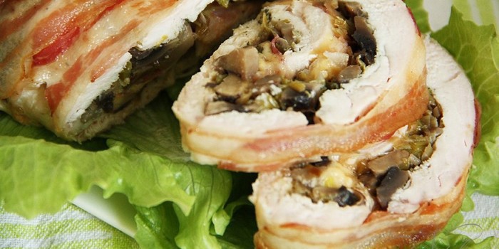 Приготовить рулет из куриного окорочка