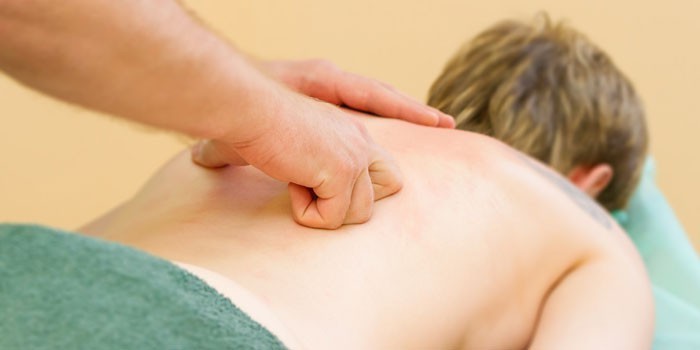 Медик делает массаж пациентке