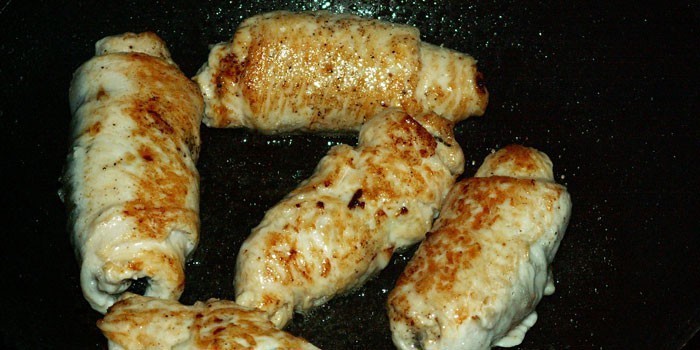 Рулетики из куриного филе с начинкой - как приготовить по вкусным рецептам на сковороде или в духовке Рулетики из куриного филе с начинкой - как приготовить по вкусным рецептам на сковороде или в духовке
