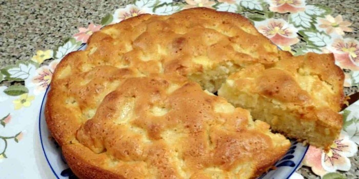 Шарлотка со сметаной и яблоками в духовке рецепт с пошагово Шарлотка со сметаной и яблоками в духовке рецепт с пошагово