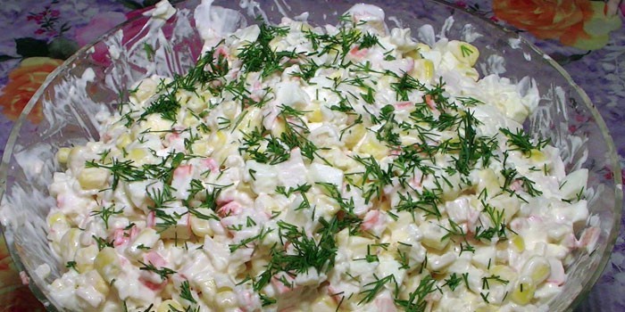 Салат из крабовых палочек классический с кукурузой