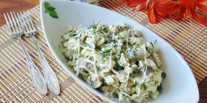 Салат с грибами с сыром и копченой курицей с Салат с грибами с сыром и копченой курицей с