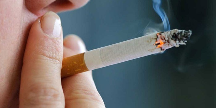 Мужчина курит