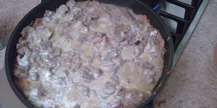 Мясо с шампиньонами на сковороде со сметаной пошагово Мясо с шампиньонами на сковороде со сметаной пошагово
