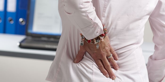 У женщины болит поясница