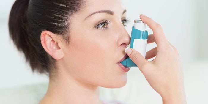Девушка с ингалятором