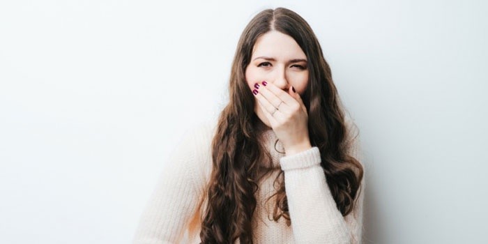 Девушка зевает