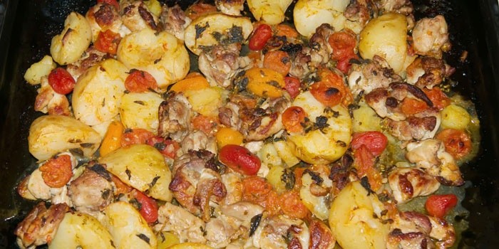 Курица с картофелем и помидорами в духовке рецепт с пошагово Курица с картофелем и помидорами в духовке рецепт с пошагово
