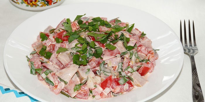 Салат с копченой курицей и помидорами и маком рецепт