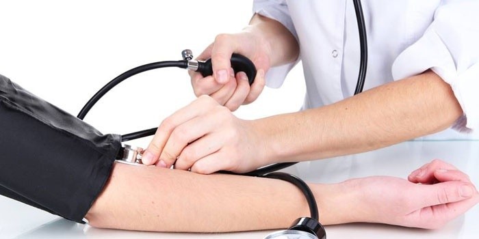 Мужчине измеряют давление