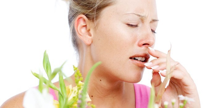 У девушки аллергия на цветы