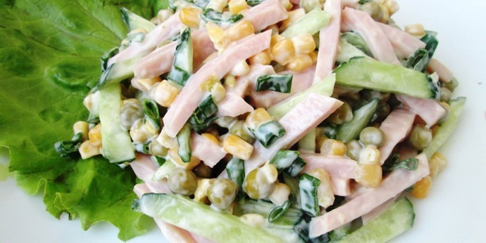 Салат с кукурузой консервированной - простые рецепты с фото