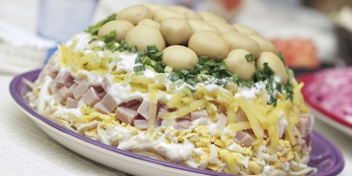Салат грибная поляна с шампиньонами и корейской моркови Салат грибная поляна с шампиньонами и корейской моркови