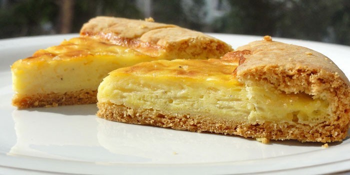 Пирог с плавленным сыром и луком