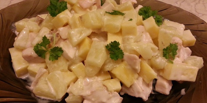 Салат с копченой курицей и ананасом и капустой рецепт