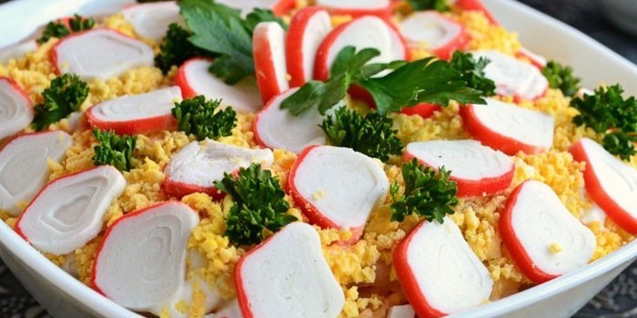 Салат из крабовых палочек классический с кукурузой