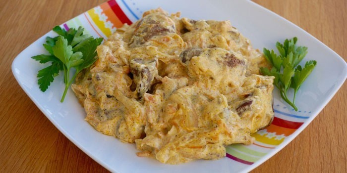 Печень куриная, жареная с луком в сметане - простые рецепты приготовления блюда на сковороде с фото