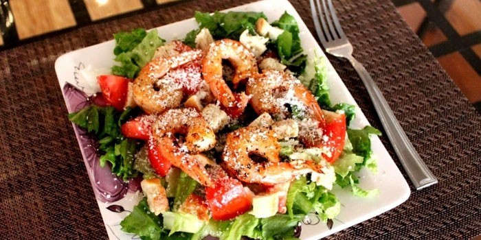 Салат цезарь с креветками и курицей