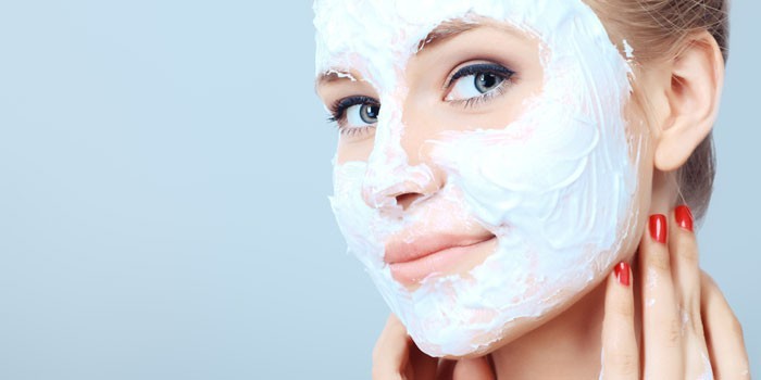 Девушка с маской на лице