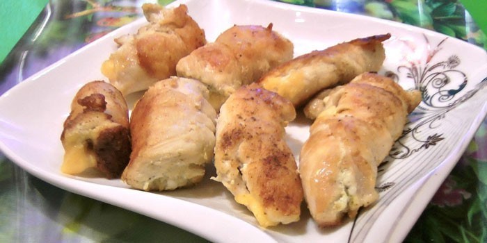 Рулетики из куриного филе с начинкой - как приготовить по вкусным рецептам на сковороде или в духовке Рулетики из куриного филе с начинкой - как приготовить по вкусным рецептам на сковороде или в духовке