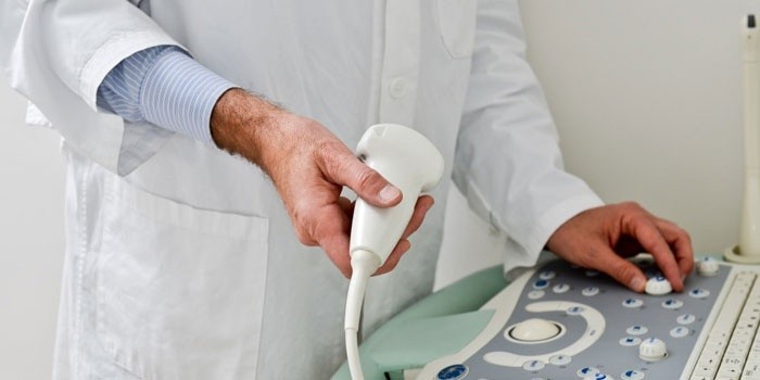 Врач с аппаратом УЗИ