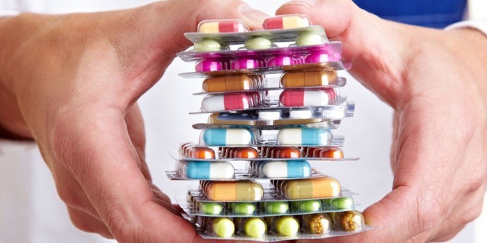 Капсулы в блистерной упаковке в руках