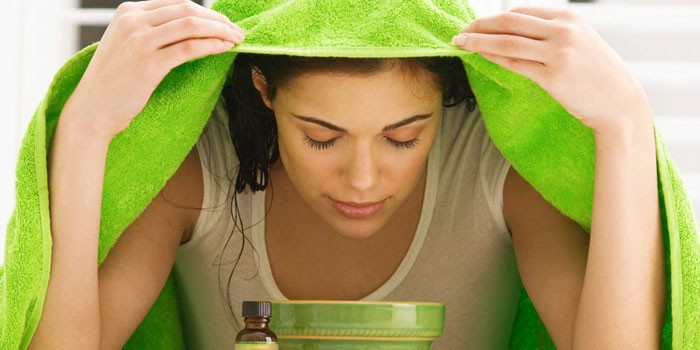 Девушка делает ингаляцию