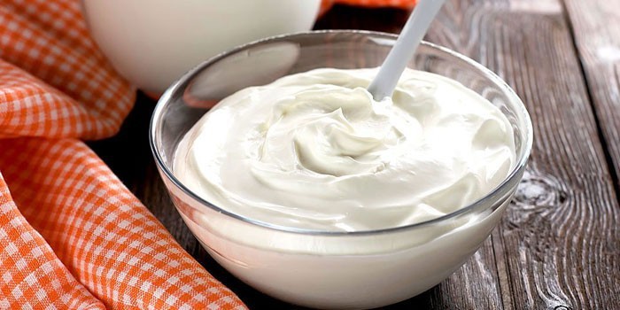 Сметана в глубокой тарелке