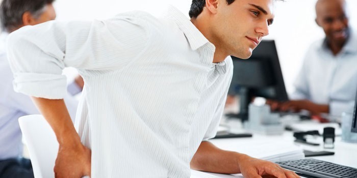 У мужчины болит поясница