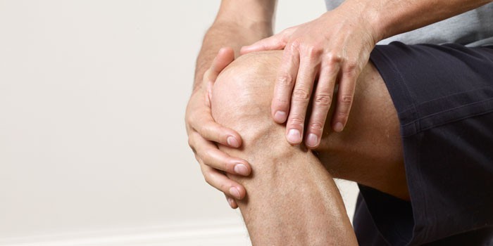 У мужчины болит колено