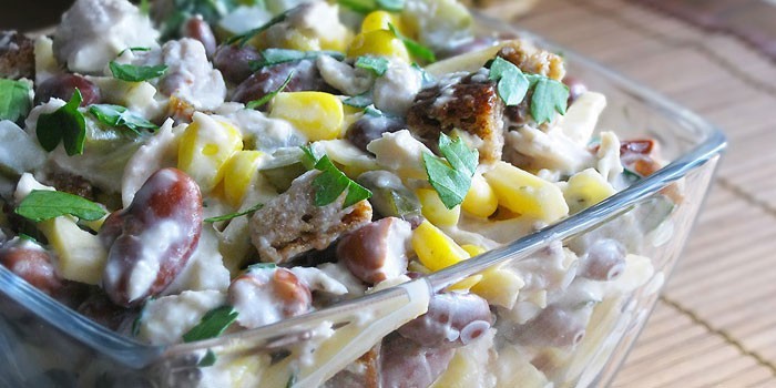 Салат с фасолью и сухариками - рецепт с фото