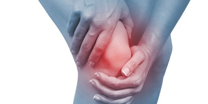 У женщины болит колено