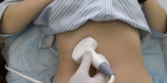 Девушке делают УЗИ печени