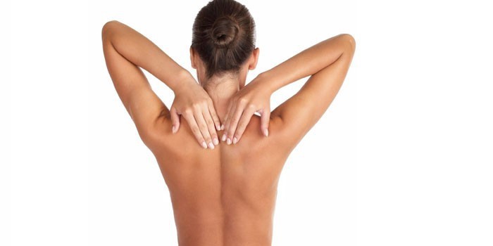 Девушка держит руки на шее