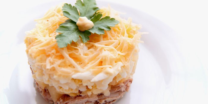 Салат из курицы с ананасами и картофелем слоями Салат из курицы с ананасами и картофелем слоями