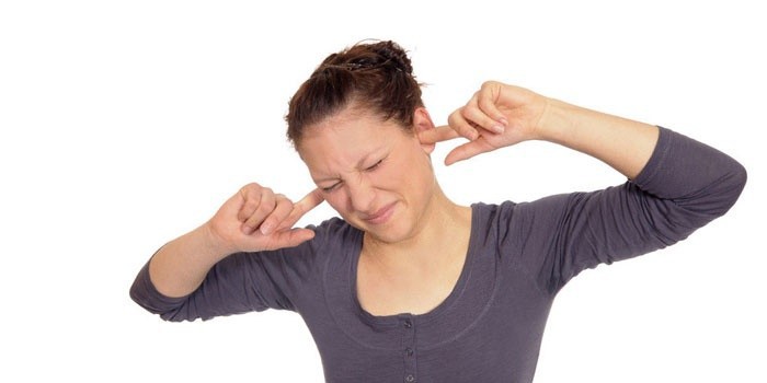 Девушка закрывает уши